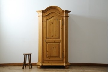 イギリスビンテージ　優しい木の温もりが感じられるパイン材製のワードローブ　(R-061832)