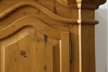 イギリスビンテージ　優しい木の温もりが感じられるパイン材製のワードローブ　(R-061832)