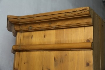 イギリスビンテージ　優しい木の温もりが感じられるパイン材製のワードローブ　(R-061832)