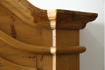 イギリスビンテージ　優しい木の温もりが感じられるパイン材製のワードローブ　(R-061832)