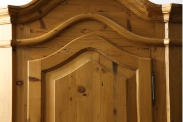 イギリスビンテージ　優しい木の温もりが感じられるパイン材製のワードローブ　(R-061832)