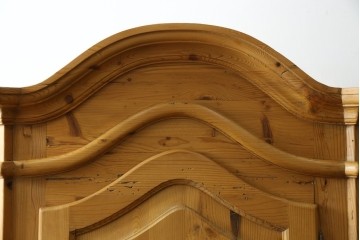 イギリスビンテージ　優しい木の温もりが感じられるパイン材製のワードローブ　(R-061832)