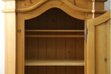 イギリスビンテージ　優しい木の温もりが感じられるパイン材製のワードローブ　(R-061832)