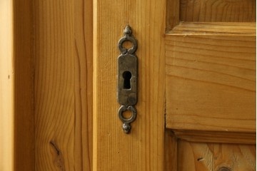 イギリスビンテージ　優しい木の温もりが感じられるパイン材製のワードローブ　(R-061832)