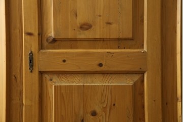 イギリスビンテージ　優しい木の温もりが感じられるパイン材製のワードローブ　(R-061832)