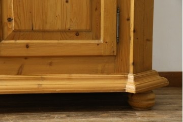 イギリスビンテージ　優しい木の温もりが感じられるパイン材製のワードローブ　(R-061832)