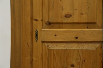 イギリスビンテージ　優しい木の温もりが感じられるパイン材製のワードローブ　(R-061832)