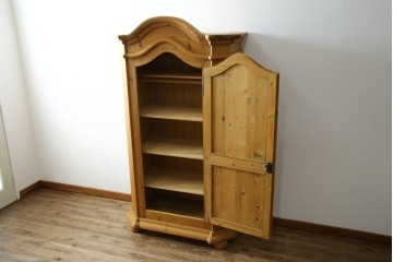 イギリスビンテージ　優しい木の温もりが感じられるパイン材製のワードローブ　(R-061832)