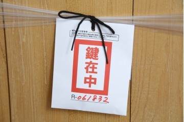 イギリスビンテージ　優しい木の温もりが感じられるパイン材製のワードローブ　(R-061832)