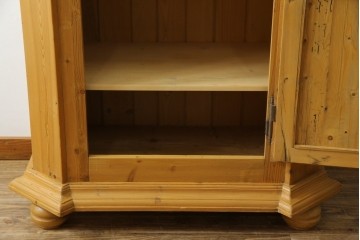 イギリスビンテージ　優しい木の温もりが感じられるパイン材製のワードローブ　(R-061832)