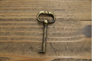 イギリスビンテージ　優しい木の温もりが感じられるパイン材製のワードローブ　(R-061832)