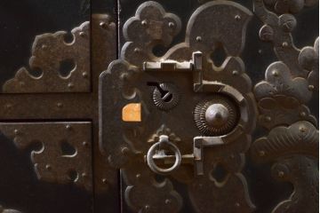 和製アンティーク　上手物　五丁引き　重厚な雰囲気が格好いい!!立派な金具が存在感を放つ黒漆塗り庄内箪笥(和タンス、引き出し、収納たんす、重ね箪笥、時代箪笥、整理箪笥、衣装箪笥)(R-061834)