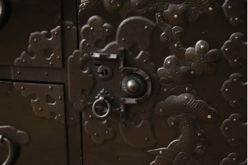 和製アンティーク　上手物　重厚な雰囲気が格好いい!!立派な金具が存在感を放つ黒漆塗り庄内箪笥(サイドボード、サイドチェスト、収納タンス、和たんす、時代箪笥、引き出し)(R-061836)