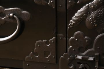 和製アンティーク　上手物　重厚な雰囲気が格好いい!!立派な金具が存在感を放つ黒漆塗り庄内箪笥(サイドボード、サイドチェスト、収納タンス、和たんす、時代箪笥、引き出し)(R-061836)