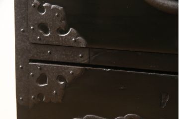 和製アンティーク　上手物　重厚な雰囲気が格好いい!!立派な金具が存在感を放つ黒漆塗り庄内箪笥(サイドボード、サイドチェスト、収納タンス、和たんす、時代箪笥、引き出し)(R-061836)