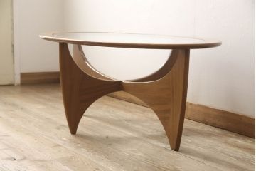 イギリスビンテージ　北欧家具　G-PLAN(ジープラン)　脚のデザインが目を引くオーバル型のガラストップコーヒーテーブル(センターテーブル、ローテーブル、リビングテーブル、ヴィンテージ)( R-061837)