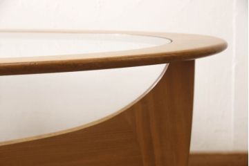 イギリスビンテージ　北欧家具　G-PLAN(ジープラン)　脚のデザインが目を引くオーバル型のガラストップコーヒーテーブル(センターテーブル、ローテーブル、リビングテーブル、ヴィンテージ)( R-061837)