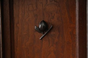 和製アンティーク　三方栗材　和モダンテイストのお部屋づくりに取り入れたい二段重ね茶箪笥(茶棚、収納棚、戸棚、食器棚、キャビネット)(R-061841)