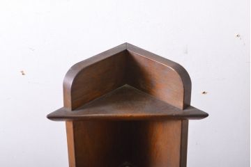 和製アンティーク　趣ある木の色合いと小粋なモダンデザインがマッチしたコーナーキャビネット(コーナーラック、飾り棚、陳列棚、シェルフ)(R-061844)