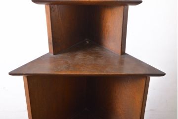 和製アンティーク　趣ある木の色合いと小粋なモダンデザインがマッチしたコーナーキャビネット(コーナーラック、飾り棚、陳列棚、シェルフ)(R-061844)