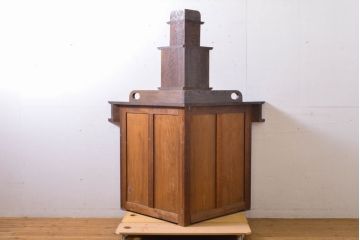 和製アンティーク　趣ある木の色合いと小粋なモダンデザインがマッチしたコーナーキャビネット(コーナーラック、飾り棚、陳列棚、シェルフ)(R-061844)