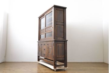 中古　美品　水屋の匠　久遠カップボード160　ナラ無垢材　趣ある色合いと小粋な彫りの意匠がレトロ感を醸し出す食器棚(飾り棚、キャビネット、収納棚、戸棚)(R-061847)