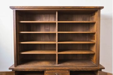 中古　美品　水屋の匠　久遠カップボード160　ナラ無垢材　趣ある色合いと小粋な彫りの意匠がレトロ感を醸し出す食器棚(飾り棚、キャビネット、収納棚、戸棚)(R-061847)