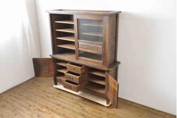 中古　美品　水屋の匠　久遠カップボード160　ナラ無垢材　趣ある色合いと小粋な彫りの意匠がレトロ感を醸し出す食器棚(飾り棚、キャビネット、収納棚、戸棚)(R-061847)
