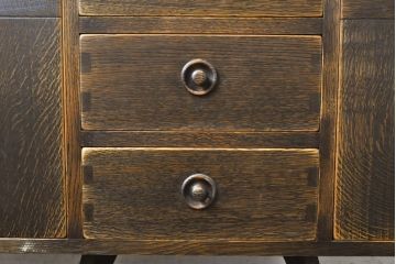 中古　美品　水屋の匠　久遠カップボード160　ナラ無垢材　趣ある色合いと小粋な彫りの意匠がレトロ感を醸し出す食器棚(飾り棚、キャビネット、収納棚、戸棚)(R-061847)