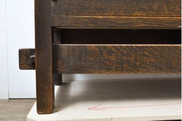 中古　美品　水屋の匠　久遠カップボード160　ナラ無垢材　趣ある色合いと小粋な彫りの意匠がレトロ感を醸し出す食器棚(飾り棚、キャビネット、収納棚、戸棚)(R-061847)