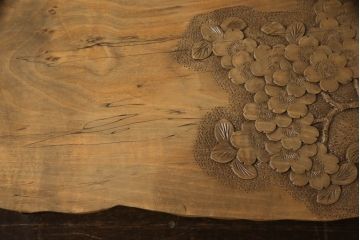 中古　軽井沢彫り　繊細な桜の彫刻が目を惹く花台(飾り台、ローテーブル、ミニテーブル)(R-061848)
