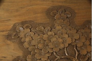 中古　軽井沢彫り　繊細な桜の彫刻が目を惹く花台(飾り台、ローテーブル、ミニテーブル)(R-061848)
