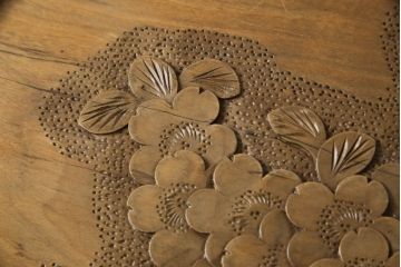 中古　軽井沢彫り　繊細な桜の彫刻が目を惹く花台(飾り台、ローテーブル、ミニテーブル)(R-061848)