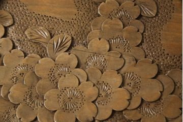 中古　軽井沢彫り　繊細な桜の彫刻が目を惹く花台(飾り台、ローテーブル、ミニテーブル)(R-061848)