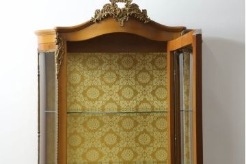 中古　美品　イタリア高級家具　象嵌入り　ゆるりと曲線描く美しいフォルムとエレガントな金具が高級感を醸し出すキャビネット(キュリオケース、飾り棚、陳列棚、ガラスケース、ショーケース、店舗什器)(R-061850)