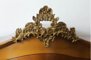 中古　美品　イタリア高級家具　象嵌入り　ゆるりと曲線描く美しいフォルムとエレガントな金具が高級感を醸し出すキャビネット(キュリオケース、飾り棚、陳列棚、ガラスケース、ショーケース、店舗什器)(R-061850)