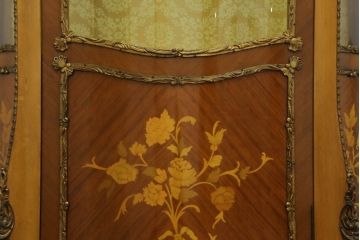 中古　美品　イタリア高級家具　象嵌入り　ゆるりと曲線描く美しいフォルムとエレガントな金具が高級感を醸し出すキャビネット(キュリオケース、飾り棚、陳列棚、ガラスケース、ショーケース、店舗什器)(R-061850)