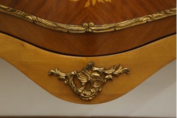中古　美品　イタリア高級家具　象嵌入り　ゆるりと曲線描く美しいフォルムとエレガントな金具が高級感を醸し出すキャビネット(キュリオケース、飾り棚、陳列棚、ガラスケース、ショーケース、店舗什器)(R-061850)