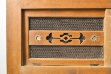 和製アンティーク　希少サイズ　五尺　大正昭和初期　京都産　檜(ヒノキ)材　欅(ケヤキ)材　職人が細部まで凝って製作した上質な水屋箪笥サイドボード(食器棚、収納棚、飾り棚、時代箪笥、キャビネット)(R-061852)