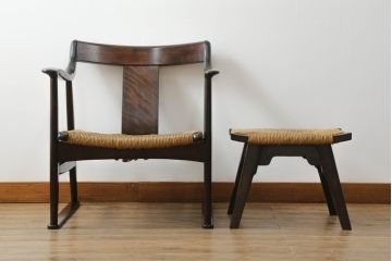 中古　松本民芸家具　#77型曲肘付きイス　#514型ラッシスツール　ラッシ座(ガマ座)がお洒落な曲肘イス+オットマンのセット(アームチェア、椅子、フットスツール)(R-061857)