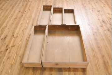 和製アンティーク　漆塗り　前面欅(ケヤキ)材　上質な空間を演出する収納箪笥キャビネット(収納箪笥、夜具箪笥、水屋箪笥、布団箪笥、食器棚)(R-061860)