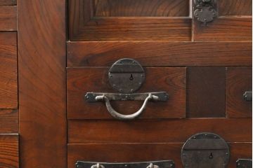 和製アンティーク　漆塗り　前面欅(ケヤキ)材　上質な空間を演出する収納箪笥キャビネット(収納箪笥、夜具箪笥、水屋箪笥、布団箪笥、食器棚)(R-061860)