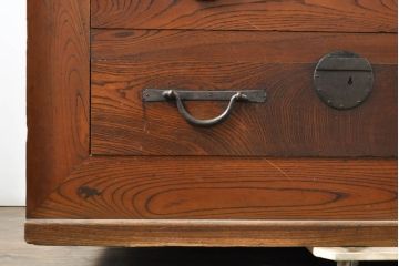 和製アンティーク　漆塗り　前面欅(ケヤキ)材　上質な空間を演出する収納箪笥キャビネット(収納箪笥、夜具箪笥、水屋箪笥、布団箪笥、食器棚)(R-061860)