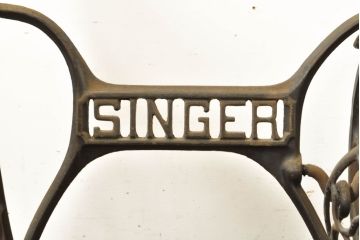 イギリスアンティーク　SINGER(シンガー)社　レトロな佇まいがお洒落なミシンの鉄脚(シンガーミシン、ミシンテーブル、ミシン台)(R-061864)