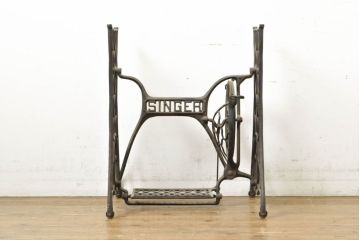 イギリスアンティーク　SINGER(シンガー)社　レトロな佇まいがお洒落なミシンの鉄脚(シンガーミシン、ミシンテーブル、ミシン台)(R-061865)