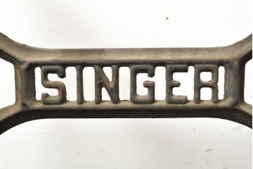 イギリスアンティーク　SINGER(シンガー)社　レトロな佇まいがお洒落なミシンの鉄脚(シンガーミシン、ミシンテーブル、ミシン台)(R-061867)