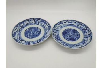 江戸期　大明成化年製　古伊万里　染付　松竹梅文　7寸皿　約21.5cm　おめでたい吉祥文様を敷き詰めた皿2枚セット(七寸、和食器、和皿)(R-061868)
