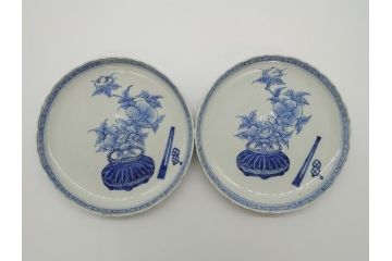 江戸期　古伊万里　花盆図　7寸皿　約21.5　ひとつひとつ丁寧に絵付けされた中皿2枚セット(七寸、稜花型、輪花型、雷紋、変形皿、和食器、和皿)(R-061870)