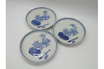 江戸期　古伊万里　花盆図　7寸皿　約21.5　ひとつひとつ丁寧に絵付けされた中皿3枚セット(七寸、稜花型、輪花型、雷紋、変形皿、和食器、和皿)(R-061871)