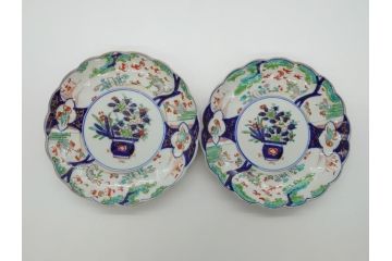 幕末期　古伊万里　金彩　色絵　花瓶文　7寸　約21cm　目にも鮮やかな色調の大皿2枚セット(花盆文、菊花型、輪花型、変形皿、和食器、和皿、七寸)(R-061872)